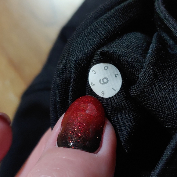 Lululemon Textured Lines Capri Leggings 6 - Picture 11 of 15